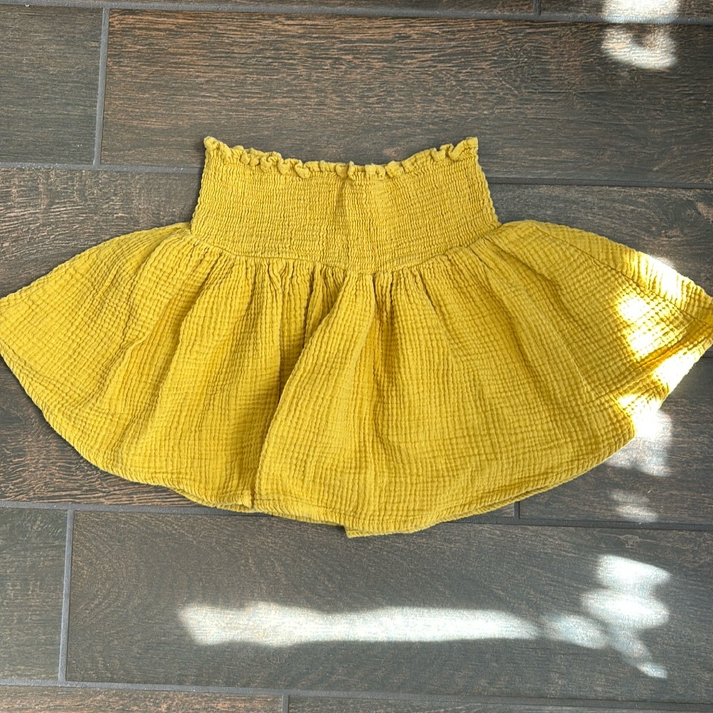 mustard yellow skirt!